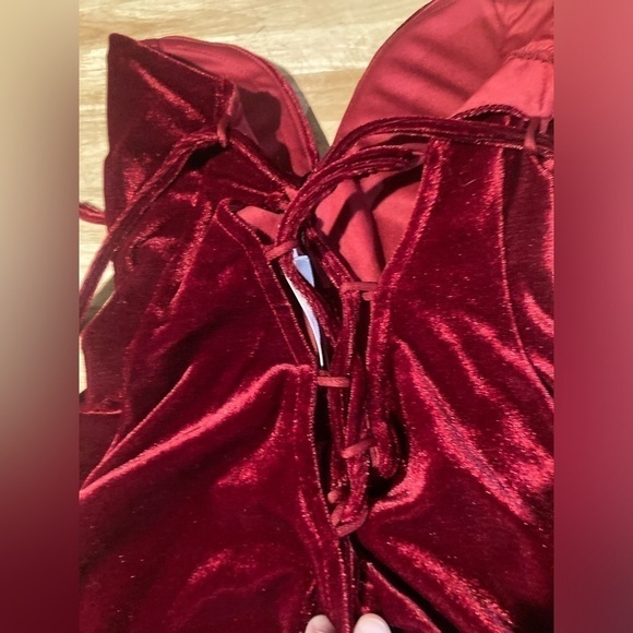 Red bodysuit with Velcro closure. Brand new & never worn. Satin material feel - Picture 6 of 8